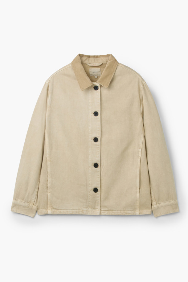 [epigram 여성] 코듀로이 카라 데님 셔켓은 베이직하고 캐주얼한 스타일을 연출하는 여성용 셔켓입니다. 봄, 가을 시즌에 적합하며, 레귤러 핏의 긴소매 디자인으로 편안하게 착용할 수 있습니다. 데님과 코듀로이 소재가 혼합되어 독특한 질감을 선사하며, 얇은 두께감으로 간절기에 활용하기 좋습니다. 카라 디테일과 사이드 포켓이 있어 실용성을 더하며, 스냅 버튼으로 간편하게 여밀 수 있습니다. 동네 마실룩이나 가을 나들이룩에 매치하여 미니멀하고 클래식한 스타일을 완성해 보세요.
