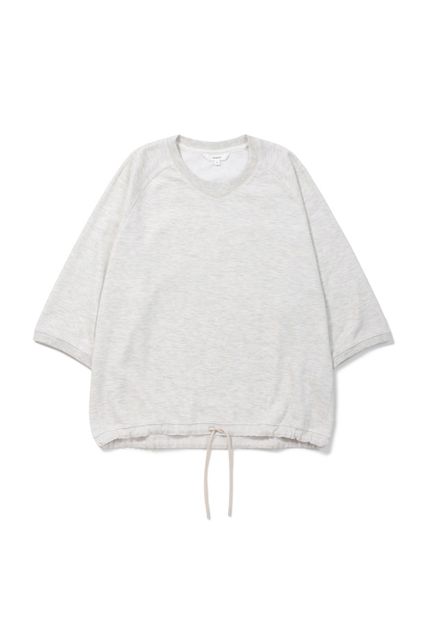 부드러운 면 소재의 스트링 포인트 맨투맨입니다. 7부 소매와 래글런 소매 디자인으로 활동성을 높였으며, 라운드넥과 밑단 스트링 디테일이 캐주얼한 무드를 더합니다. 립조직 넥라인 및 소맷단 마감으로 깔끔한 실루엣을 연출하며, 루즈핏으로 편안하게 착용 가능합니다. 일상, 여행, 집콕 등 다양한 상황에서 미니멀하고 시티보이 스타일을 연출해보세요. 그레이 컬러의 무지 디자인으로 어떤 옷에도 매치하기 용이합니다.
