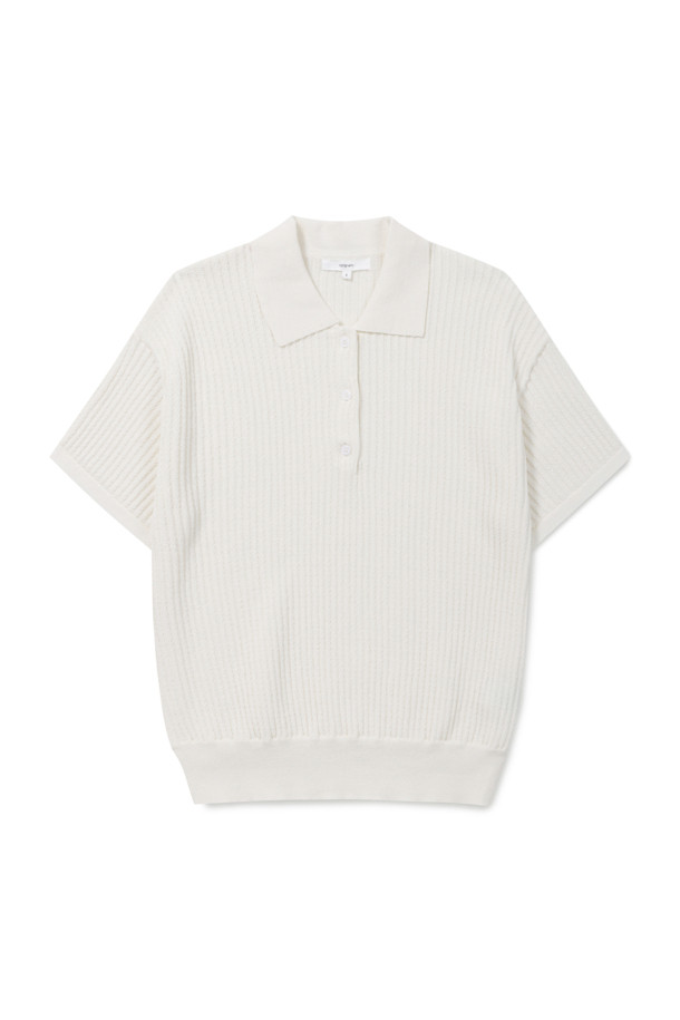 [에피그램 여성] 세미오버 크로쉐 반팔 니트는 여름 시즌에 시원하게 즐길 수 있는 여성용 상의입니다. 얇은 두께감의 니트 소재로 제작되어 통기성이 뛰어나며, 크로쉐 패턴과 슬릿 디테일, 요철감 있는 조직이 돋보입니다. 세미오버핏으로 편안하면서도 클래식하고 릴렉스한 무드를 연출하며, 카라 디자인이 페미닌한 느낌을 더합니다. 데이트룩, 카페룩, 여행룩 등 다양한 TPO에 맞춰 클래식, 미니멀, 리조트 스타일을 완성해보세요. 반소매 기장의 크롭 기장으로 시원함과 스타일리시함을 동시에 잡았습니다.
