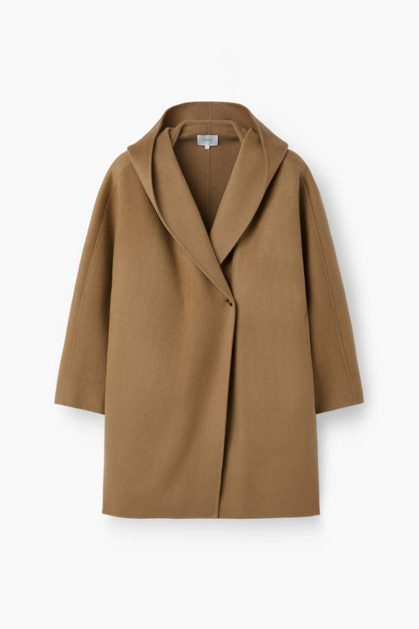 [epigram여성] 울캐시 블렌드 후드코트는 부드러운 울과 캐시미어 혼방 소재로 제작되어 포근한 착용감을 선사합니다. 베이지와 카멜 두 가지 컬러로 출시되었으며, 숄칼라 후드 디자인에 더블 버튼 여밈으로 클래식하고 세련된 분위기를 연출합니다. 루즈핏으로 편안함을 강조했으며, 데일리룩부터 포멀한 자리까지 폭넓게 활용 가능합니다. 가을, 겨울 시즌에 어울리는 두꺼운 두께감과 핸드메이드 봉제, 히든 포켓, 더블브레스티드 디테일이 돋보이는, 스타일리시한 여성용 아우터입니다. 출근룩, 모임룩, 데이트룩 등 다양한 TPO에 맞춰 클래식, 미니멀, 캐주얼 스타일을 완성해보세요.
