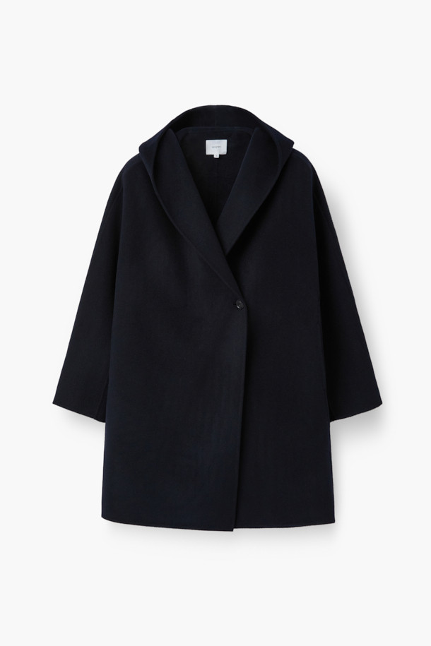 [epigram 여성] 울캐시 블렌드 후드코트는 울과 캐시미어 혼방 소재로 제작되어 부드러운 촉감과 뛰어난 보온성을 자랑합니다. 숄칼라와 후드 디자인이 세련된 멋을 더하며, 데일리룩과 포멀룩 모두 소화 가능한 활용도를 갖췄습니다. 네이비 컬러의 무지 디자인에 더블 버튼 여밈 방식과 루즈핏으로 클래식하면서도 캐주얼한 스타일을 연출합니다. 핸드메이드 봉제와 히든 포켓 디테일로 고급스러움을 더한 하프 기장의 겨울 아우터입니다. 출근룩, 모임룩, 데이트룩 등 다양한 TPO에 맞춰 미니멀하고 클래식한 스타일을 완성해보세요.
