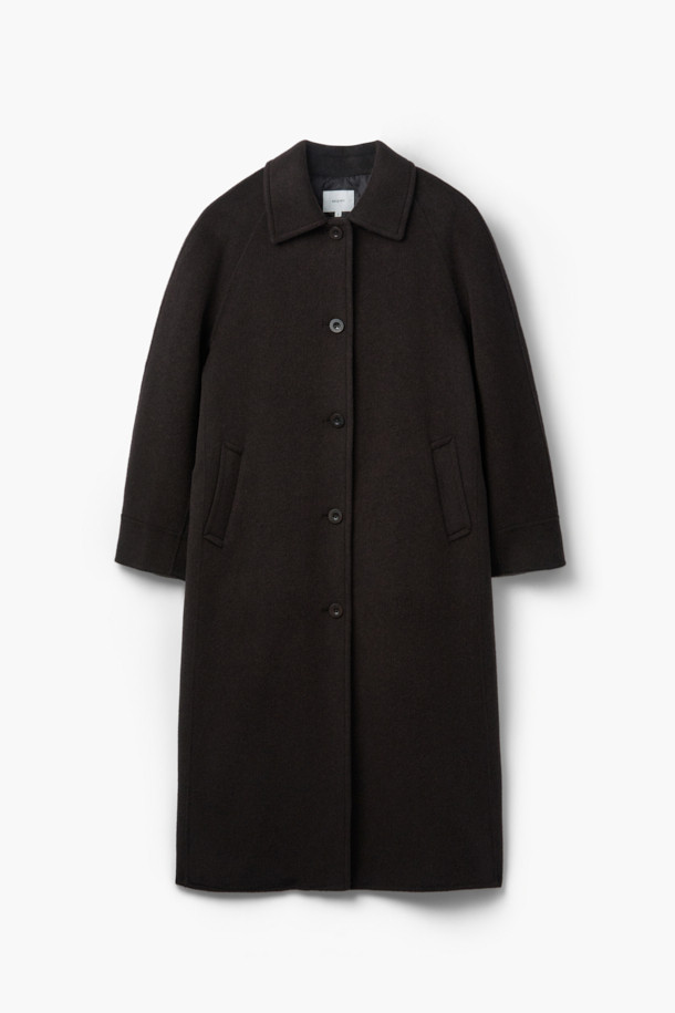 [epigram 여성] 울캐시 발마칸 롱코트는 부드러운 울과 캐시미어 혼방 소재로 제작되어 가을, 겨울 시즌에 따뜻하게 착용할 수 있는 여성용 발마칸 코트입니다. 블랙 컬러의 미니멀하고 클래식한 디자인으로, 출근룩, 오피스룩, 모임룩 등 다양한 TPO에 활용 가능합니다. 오버핏 실루엣에 롱 기장으로, 퀼팅 안감과 탈착 가능한 벨트, 등판 트임, 스트라이프 소매 안감 등의 디테일이 돋보입니다. 긴 소매와 두꺼운 두께감으로 보온성을 높였으며, 부드러운 촉감이 특징입니다. 버튼 여밈 방식으로 간편하게 착용할 수 있습니다.
