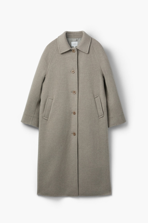 가을, 겨울 시즌을 위한 울캐시 발마칸 롱코트입니다. 베이지와 그레이 두 가지 컬러로 출시되었으며, 미니멀하고 클래식한 스타일을 연출합니다. 부드러운 촉감의 울과 캐시미어 혼방 소재로 제작되어 고급스러운 착용감을 선사합니다. 오버핏과 루즈핏 디자인으로 편안하게 착용 가능하며, 퀼팅 안감, 등판 뒤트임, 탈착 가능한 벨트 등의 디테일이 돋보입니다. 겨울 데일리룩, 오피스룩, 모임룩 등 다양한 TPO에 활용 가능하며, 소매 스트라이프 배색과 핸드메이드 봉제 디테일로 시크한 무드를 더했습니다.
