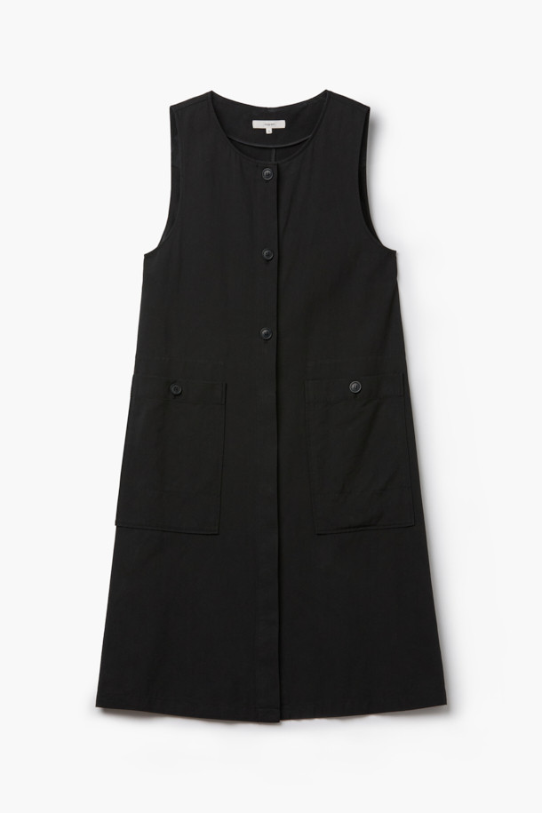 [epigram 여성] 레이어드 버튼 원피스는 간절기와 사계절 모두 활용 가능한 데일리 원피스입니다. 심플하고 미니멀한 블랙 컬러의 코튼 혼방 소재로 제작되어 탄탄한 촉감을 자랑하며, 여유 있는 A라인 핏으로 편안하게 착용할 수 있습니다. 라운드넥 디자인에 앞면 전체 버튼 여밈, 와이드 아웃포켓, 무릎을 덮는 기장감으로 실용성을 더했습니다. 레이어드 스타일 연출이 가능하여 카페룩, 쇼핑룩 등 다양한 TPO에 맞춰 미니멀, 클래식, 캐주얼 무드로 스타일링할 수 있습니다.
