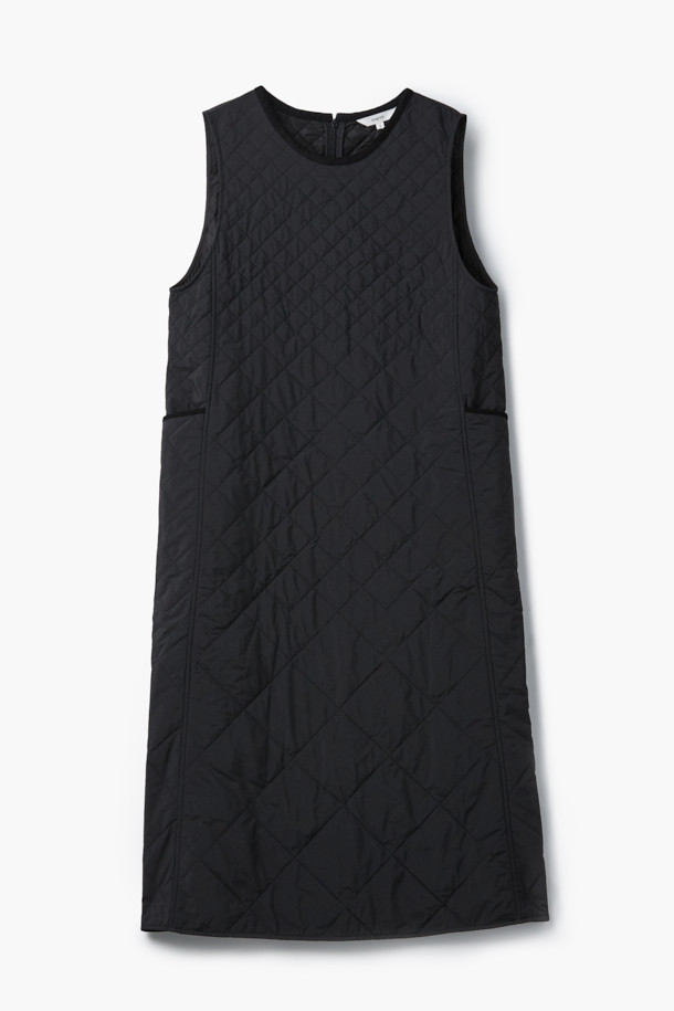 [epigram(에피그램) 여성] 퀼티드 플레어 원피스는 겨울철 데일리룩을 위한 미니멀하고 클래식한 스타일의 원피스입니다. 블랙 컬러의 폴리에스테르와 코듀로이 혼방 소재로 제작되었으며, 부드러운 촉감과 두꺼운 두께감으로 따뜻함을 선사합니다. 퀼팅 패턴의 플레어 치마 디자인과 슬림핏으로 여성스러운 실루엣을 연출하며, 라운드넥과 민소매 디자인이 특징입니다. 1oz 패딩 충전재, 허리 스트링, 사이드 포켓, 스냅 버튼 디테일이 더해져 보온성과 실용성을 동시에 갖춘 아이템입니다.
