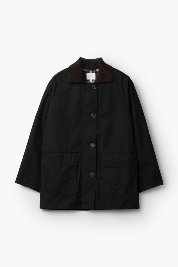 [epigram(에피그램) 여성] 니트 카라 플리츠 툭자켓은 클래식과 모던 무드를 동시에 자아내는 아우터입니다. 브라운, 블랙 두 가지 색상으로 출시되었으며, 간절기부터 초겨울까지 착용하기 좋습니다. 면, 나일론, 니트 혼방의 부드러운 촉감과 두꺼운 두께감으로 포근함을 선사하며, 래글런 소매, 세미 드롭 숄더, 플리츠 디테일이 특징입니다. 니트 카라와 체크 안감, Comfortemp® 충전재를 사용하여 보온성을 높였으며, 스트레이트 핏과 버튼 여밈 방식입니다. 겨울 데일리룩, 오피스룩, 모임룩 등 다양한 TPO에 미니멀, 시크 스타일로 연출하기 좋습니다.
