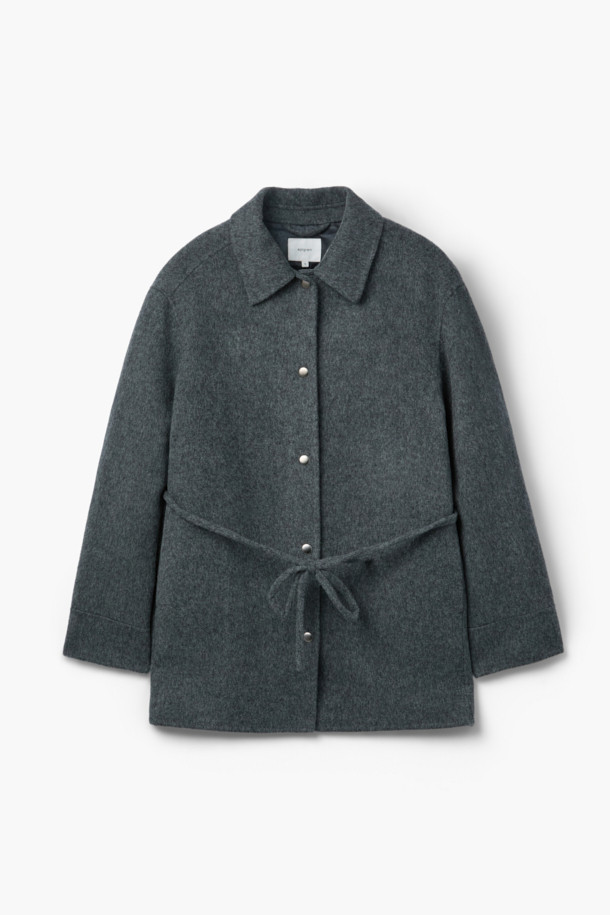 [epigram 여성] 스트랩 울 재킷은 가을과 겨울, 오피스룩과 모임룩, 출근룩에 어울리는 여성용 아우터입니다. 클래식하고 미니멀한 스타일을 추구하는 분들께 적합하며, 부드러운 울 소재와 두꺼운 두께로 따뜻함을 선사합니다. 허리 스트랩으로 허리 라인을 강조할 수 있으며, 힙을 덮는 미디엄 기장과 핸드메이드 마감, 드롭숄더 디자인이 특징입니다. 안감 처리가 되어 있어 편안한 착용감을 느낄 수 있으며, 스냅 여밈 방식에 긴 소매로 디자인되었습니다. 그레이 컬러의 무지 패턴으로 다양한 스타일 연출이 용이합니다.
