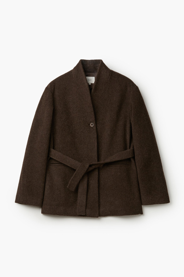 [epigram여성] 숄 카라 알파카 재킷은 이탈리아 FORTUNY사의 울 알파카 블렌디드 소재로 제작되어 부드러운 촉감과 뛰어난 보온성을 자랑합니다. 세미 오버핏으로 편안하면서도 세련된 실루엣을 연출하며, 숄 카라 디자인이 우아한 분위기를 더합니다. 브라운 컬러의 무지 패턴으로 어떤 룩에도 쉽게 매치할 수 있으며, 허리 벨트와 싱글 버튼 여밈으로 다양한 스타일을 연출할 수 있습니다. 긴 소매 기장과 두꺼운 두께감으로 가을, 겨울 시즌 데일리룩, 오피스룩, 모임룩에 활용하기 좋습니다. 오픈 포켓과 안감이 있어 실용성을 높인 미니멀하고 시크한 스타일의 재킷입니다.
