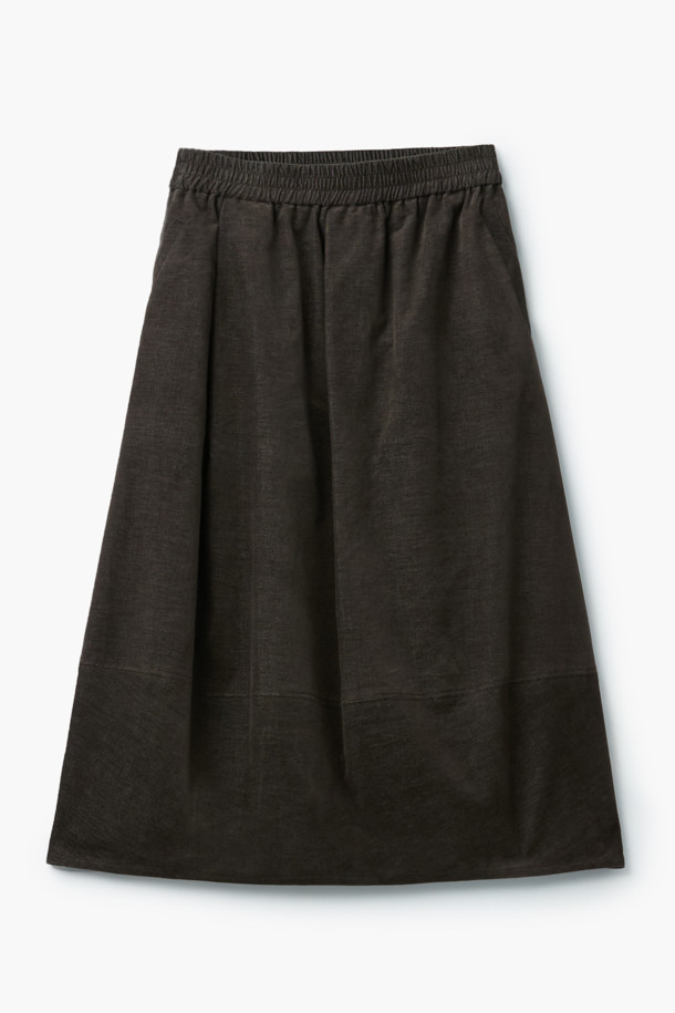 [epigram여성] 코쿤 볼륨 스커트 (set-up)는 모던하고 유니크한 스타일을 연출하는 여성용 코쿤 스커트입니다. 간절기와 겨울에 착용하기 좋으며, 블랙 컬러의 무지 디자인으로 어떤 상의와도 쉽게 매치할 수 있습니다. 풀 밴딩, 사이드 지퍼, 스냅 여밈, 양쪽 포켓, 절개 라인, 사선 주름 디테일이 돋보이며, 볼륨 핏과 풀 스커트 타입으로 편안하면서도 스타일리시한 룩을 완성합니다. 셋업으로 다양한 스타일을 연출할 수 있으며, 겨울 데일리룩, 모임룩, 출근룩 등 TPO에 맞춰 미니멀, 클래식, 시크한 분위기를 낼 수 있습니다.
