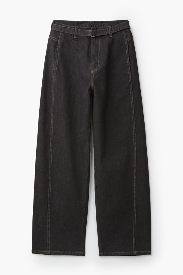 [epigram 여성] 논페이드 커브드 데님 팬츠는 도시적이고 세련된 스타일을 추구하는 여성들을 위한 데님 팬츠입니다. 인디고 컬러의 긴 기장으로, 사계절 내내 활용 가능하며, 부드러운 촉감의 데님 소재로 편안한 착용감을 선사합니다. 하이웨이스트 디자인과 아웃심 곡선 절개, 입체 핏으로 다리 라인을 더욱 돋보이게 합니다. YKK 지퍼, 후크/단추 여밈, 더블 스티치, 논페이드 원단, 스판 혼용, 벨트 옵션, 한지 와펜 디테일 등 섬세한 디테일이 돋보이는 아이템입니다. 시크, 미니멀, 클래식한 스타일을 즐겨 입는 분들께 데이트룩, 쇼핑룩으로 추천합니다.
