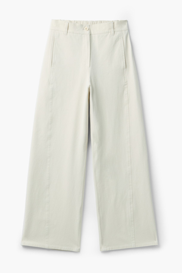 [epigram여성] 코튼 배럴레그 팬츠(Set-up)는 부드러운 면, 스판덱스 혼방 소재로 제작되어 편안한 착용감을 선사합니다. 아이보리 컬러의 무지 디자인에 얇은 두께감으로 봄, 여름, 가을 시즌에 활용하기 좋습니다. 배기핏과 루즈핏의 넉넉한 핏으로 활동성을 높였으며, 허리 밴딩과 절개 라인 디테일로 디자인 포인트를 더했습니다. 맥시 기장으로 캐주얼, 미니멀, 클래식 스타일을 연출하며, 동네 마실룩이나 카페룩으로 제격입니다.
