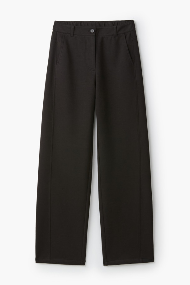 [epigram여성] 스트레이트 저지 팬츠는 부드러운 촉감의 면, 폴리에스테르, 스판덱스 혼방 소재로 제작되어 편안한 착용감을 선사합니다. 사계절 내내 활용 가능한 베이직하고 캐주얼한 스타일의 긴바지로, 밴딩 처리된 허리와 슬림핏 스트레이트 핏이 특징입니다.  더블니트 저지 원단을 사용하여 내구성을 높였으며, 사이드 라인 절개와 사이드 및 힙 포켓 디테일로 포인트를 더했습니다.  일상, 집콕, 여행 등 다양한 TPO에 맞춰 캐주얼, 미니멀, 클래식 스타일로 연출하기 좋습니다.  epigram 브랜드 라벨이 부착되어 있습니다.
