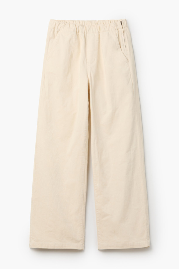 [epigram 여성] 코듀로이 와이드 팬츠는 부드러운 코듀로이 소재와 면, 스판을 혼방하여 제작되어 포근하고 편안한 착용감을 선사합니다. 톤 다운된 크림 컬러와 무지 디자인이 어우러져 베이직하면서도 캐주얼한 스타일을 연출하며, 가을, 겨울 시즌 데일리룩에 활용하기 좋습니다. 넉넉한 루즈핏 와이드 실루엣에 긴 기장으로 다리가 길어 보이는 효과를 주며, 전체 밴딩 처리로 편안함을 더했습니다. 사이드 지퍼와 포켓 디테일, 바이오 워싱 마감으로 실용성을 높였으며, 미니멀, 캐주얼, 클래식 등 다양한 스타일을 소화할 수 있습니다. 동네 마실룩, 카페룩 등 TPO에 맞춰 활용해보세요.
