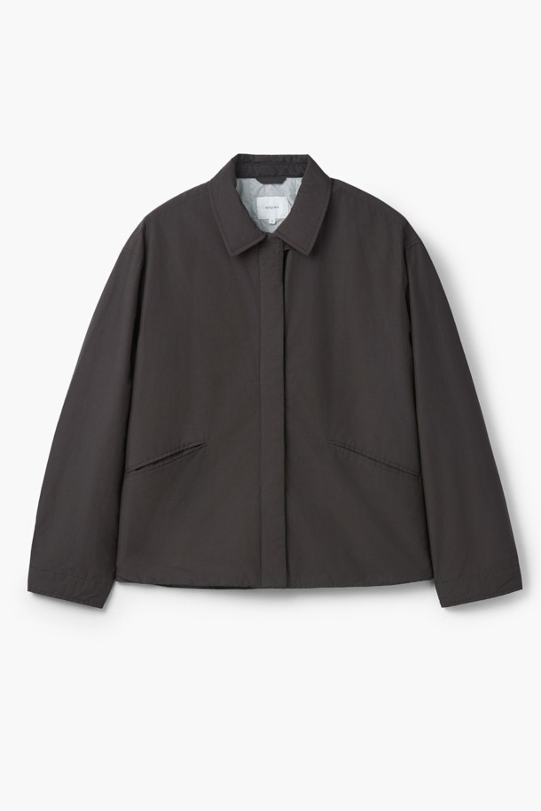 [epigram여성] 경량 패디드 셔켓은 간절기에 활용하기 좋은 여성 아우터입니다. 미니멀하고 베이직한 스타일로, 데이트룩과 카페룩에 잘 어울립니다. 블랙 컬러의 무지 디자인이며, 얇은 두께감과 부드러운 촉감의 코튼, 나일론 혼방 소재로 제작되었습니다. 히든 버튼 여밈 방식의 세미 드롭 숄더 핏이며, 경량 패딩 안감과 친환경 리사이클 충전재 Comfortemp® 1.4oz를 사용하여 보온성을 높였습니다. 세로 퀼팅, 드로우스트링 밑단, 사이드 입술 포켓, 가먼트 워싱 처리 등의 디테일이 돋보입니다.
