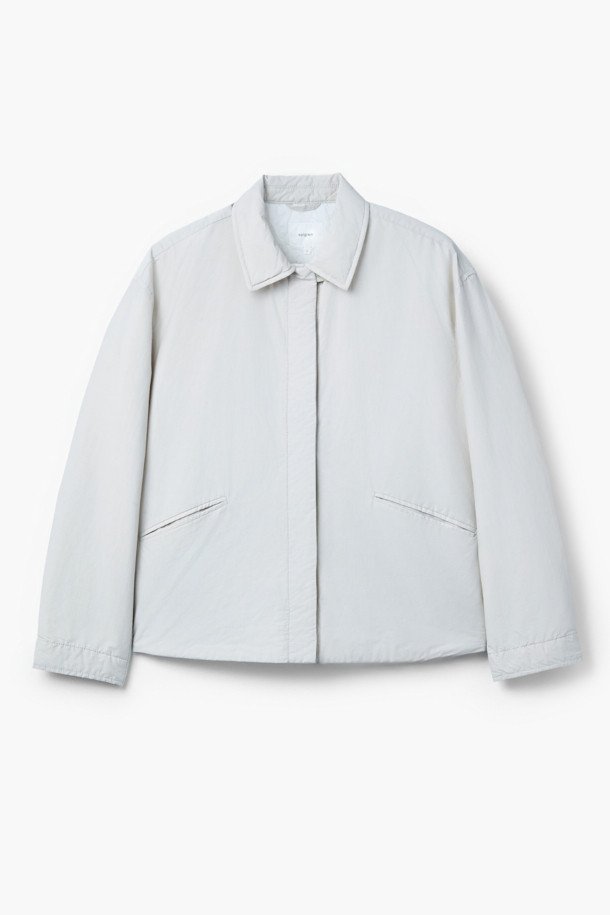 [epigram여성] 경량 패디드 셔켓은 간절기에 활용하기 좋은 여성 셔켓입니다. 아이보리와 베이지 두 가지 색상으로 출시되었으며, 미니멀하고 베이직한 스타일을 추구합니다. 세미오버핏에 셔츠칼라 디자인으로 편안하면서도 세련된 느낌을 줍니다. 코튼과 나일론 혼방 소재에 얇은 두께감으로 가볍게 착용할 수 있으며, 내부에는 보온성을 더하는 패딩 안감이 있습니다. 히든 버튼 여밈 방식과 드로우스트링 밑단, 사이드 입술 포켓, 가먼트 워싱 처리, 친환경 충전재 사용 등 섬세한 디테일이 돋보입니다. 카페룩이나 산책룩 등 다양한 일상 스타일에 매치하여 미니멀, 클래식, 캐주얼 무드를 연출해보세요.
