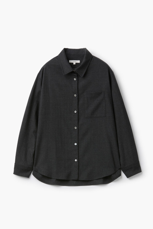 [epigram 여성] 울 스트랩 셔츠 (Set-up)는 간절기, 겨울 시즌에 착용하기 좋은 여성 셔츠입니다. 부드러운 울 소재로 제작되어 따뜻하고 포근한 착용감을 선사하며, 루즈핏에 셔츠 칼라 디자인으로 편안하면서도 세련된 느낌을 줍니다. 블랙 컬러에 무지 패턴으로 미니멀하고 베이직한 스타일을 연출하며, 드롭숄더와 긴소매, 스트링 디테일, 가슴 아웃포켓, 가죽 팁 장식으로 포인트를 더했습니다. 출근룩, 겨울 데일리룩, 모임룩 등 다양한 TPO에 활용 가능하며, 클래식, 미니멀, 시크 무드를 즐기는 분들께 추천합니다. 세트업으로도 활용하여 더욱 스타일리시하게 연출할 수 있습니다.
