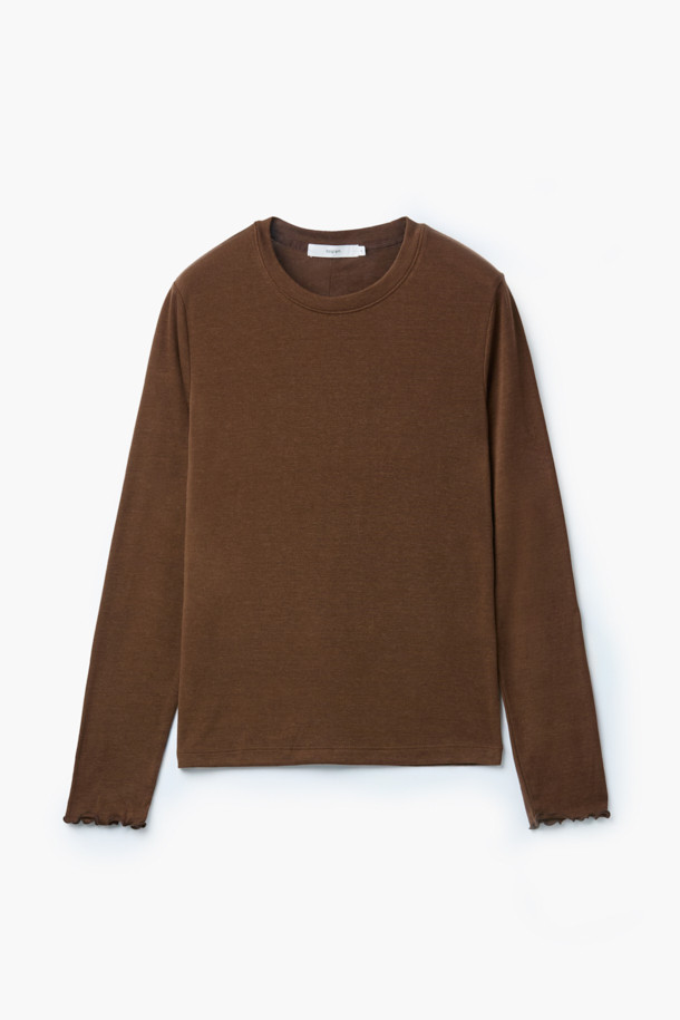 [epigram여성] 울 혼방 레이어드 라운드 티셔츠는 간절기에 적합한 여성 티셔츠입니다. 브라운 컬러의 울 혼방 소재로 제작되어 부드러운 촉감을 자랑하며, 슬림핏 디자인으로 여성스러운 실루엣을 연출합니다. 웨이브 패턴과 긴 소매, 레이어드 스타일이 특징이며, 단독 착용 또는 이너로 활용 가능합니다. 라운드넥으로 편안함을 더했으며, 데이트룩, 카페룩, 클래식, 미니멀, 캐주얼 등 다양한 스타일 연출에 용이합니다. 특히 신축성이 있어 활동성을 높여 줍니다.
