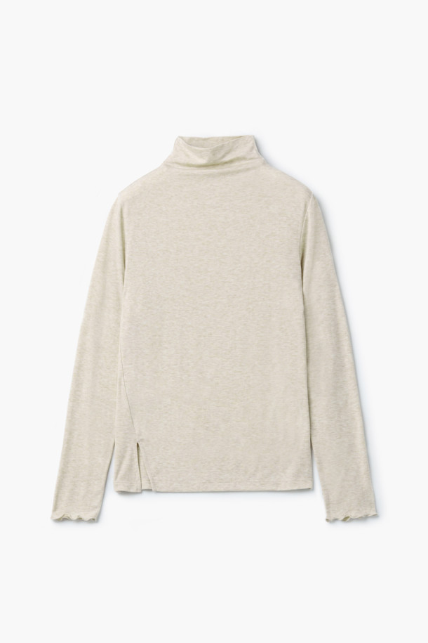 [epigram 여성] 울 혼방 레이어드 터틀넥 티셔츠는 겨울철 따뜻함과 스타일을 동시에 잡을 수 있는 베이직한 디자인의 여성 티셔츠입니다. 부드러운 촉감의 울 혼방 소재로 제작되어 보온성이 뛰어나며, 레귤러 핏으로 편안하게 착용할 수 있습니다. 아이보리 컬러의 무지 디자인에 긴 소매와 두꺼운 두께감으로 포근함을 더했습니다. 레이어드 스타일을 연출하기 좋으며, 슬릿 디테일과 웨이브 소매단이 특징입니다. 겨울 데일리룩이나 집콕룩에 활용하기 좋은, 클래식, 미니멀, 캐주얼 스타일을 아우르는 아이템입니다.
