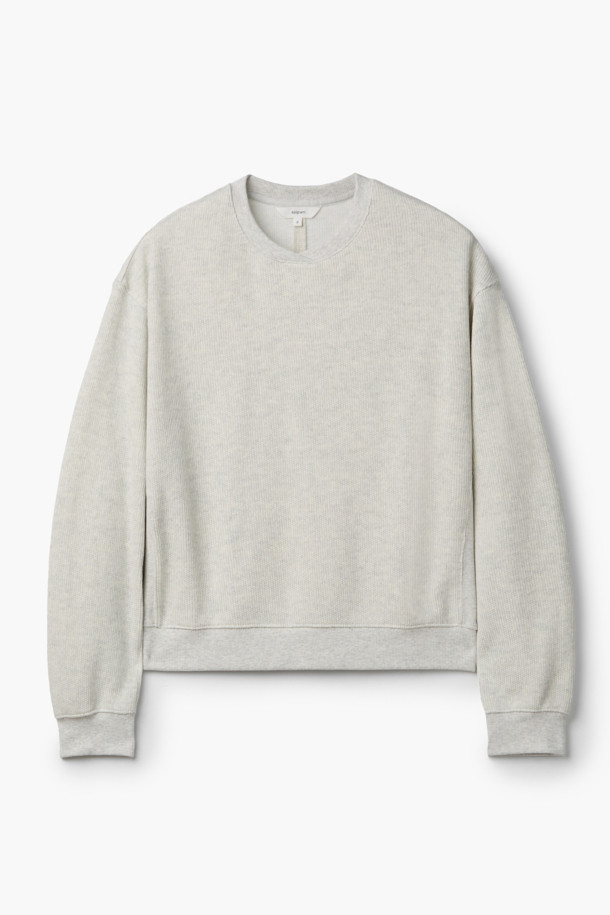 [epigram 여성] 컷아웃 스티치 맨투맨은 부드러운 면 소재로 제작되어 편안한 착용감을 선사합니다. 세미 크롭 기장에 세미 오버핏으로, 캐주얼하면서도 트렌디한 스타일을 연출하며, 데이트룩과 카페룩에 잘 어울립니다. 그레이 컬러의 무지 디자인에 립조직 텍스처와 절개 디테일이 더해져 베이직하면서도 세련된 무드를 줍니다. 긴 소매와 라운드넥, 뒷목 테이프 마감으로 깔끔하게 마무리되었으며, 봄, 가을에 활용하기 좋은 두께감의 맨투맨입니다.
