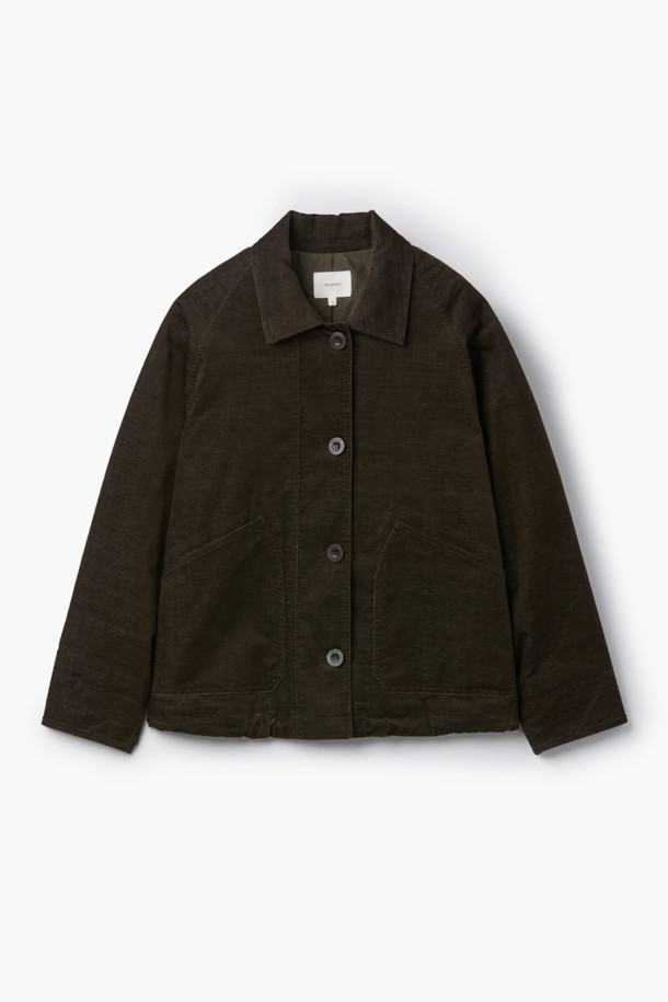 [epigram 여성] 카라넥 패디드 점퍼는 간절기와 초겨울에 착용하기 좋은 여성용 점퍼입니다. 브라운 컬러의 무지 디자인으로 클래식, 매니시, 캐주얼 등 다양한 스타일을 연출할 수 있습니다. 부드러운 촉감의 폴리에스테르 소재에 촘촘한 퀼팅 구조와 라글란 소매, 스트링 밑단 디테일이 돋보입니다. 오픈 포켓과 카라넥 디자인, 리사이클 충전재 Comfortemp®를 사용하여 보온성을 높였습니다. 겨울 데일리룩, 모임룩, 출근룩 등 폭넓은 TPO에 활용하기 좋은 레귤러핏의 두꺼운 점퍼입니다.
