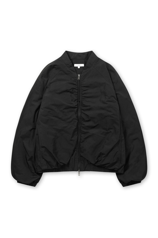 [epigram(에피그램) 여성] 패디드 셔링 점퍼는 간절기와 초겨울, 겨울 데일리룩에 어울리는 여성스러운 스타일의 아우터입니다. 부드러운 메모리 폴리 소재로 제작되었으며, 엉덩이를 덮는 기장에 레귤러핏으로 편안하게 착용 가능합니다. 블랙 색상의 무지 디자인으로 미니멀, 클래식, 캐주얼 등 다양한 스타일을 연출할 수 있습니다. 벌룬 소매와 셔링 디테일, 퀼팅, 리브드 밴딩 디자인이 돋보이며, 투웨이 지퍼 여밈 방식으로 실용성을 더했습니다. 안감은 패딩 처리되어 보온성을 높였습니다.
