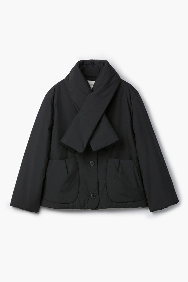 [epigram(에피그램) 여성] 하이넥 패딩 점퍼(머플러set)는 미니멀한 스타일을 추구하는 여성 고객을 위한 겨울철 필수 아우터입니다. 보온성과 경량성을 갖춘 이 패딩 점퍼는 부드러운 촉감의 나일론 소재와 두꺼운 두께감으로 제작되었습니다. 하이넥 디자인과 머플러 세트 구성으로 더욱 따뜻하고 포근한 착용감을 제공하며, 드롭숄더, 볼륨감 있는 실루엣, 소매 턱 디테일, 엘라스틱 밴딩, 드로우스트링 등의 특징으로 스타일리시함을 더했습니다. 숏 기장의 오버핏으로 다양한 룩에 매치하기 좋으며, 출근룩과 모임룩 등 TPO에 구애받지 않고 폭넓게 활용할 수 있습니다.
