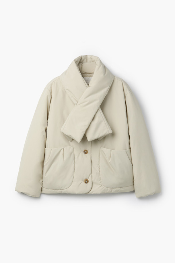 **하이넥 패딩 점퍼(머플러set)**는 겨울철 데일리룩, 동네 마실룩, 산책룩에 어울리는 미니멀하고 베이직한 스타일의 아우터입니다. 아이보리, 화이트 두 가지 색상으로 출시되었으며, 숏 기장의 오버핏 디자인으로 편안한 착용감을 선사합니다. 하이넥 디자인과 머플러 세트 구성으로 보온성을 높였으며, 드롭 숄더, 입체 패턴, 볼륨감, 소매 턱 디테일, 드로우스트링, 아웃포켓 등 다양한 특징을 갖추었습니다. 부드러운 촉감의 폴리에스터 소재로 제작되었으며, 두꺼운 두께감과 경량 패딩 안감으로 따뜻함을 유지해 줍니다. 
