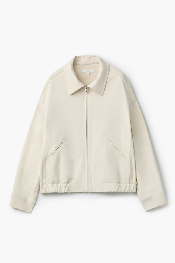 [epigram 여성] 숏 블루종 코튼 점퍼(Set-up)는 면 소재로 제작되어 부드러운 촉감을 선사하는 여성용 캐주얼 블루종입니다. 숏 기장의 레귤러핏으로 래글런 소매와 지퍼형 여밈 방식을 갖추고 있으며, 간절기나 가을에 착용하기 좋습니다. 스트링 디테일과 사이드 포켓이 있어 실용성을 더했으며, 무지 디자인으로 미니멀하고 클래식한 스타일을 연출합니다. 산책룩이나 데이트룩에 다양하게 활용할 수 있으며, 스트레치성이 있어 편안한 착용감을 제공합니다.
