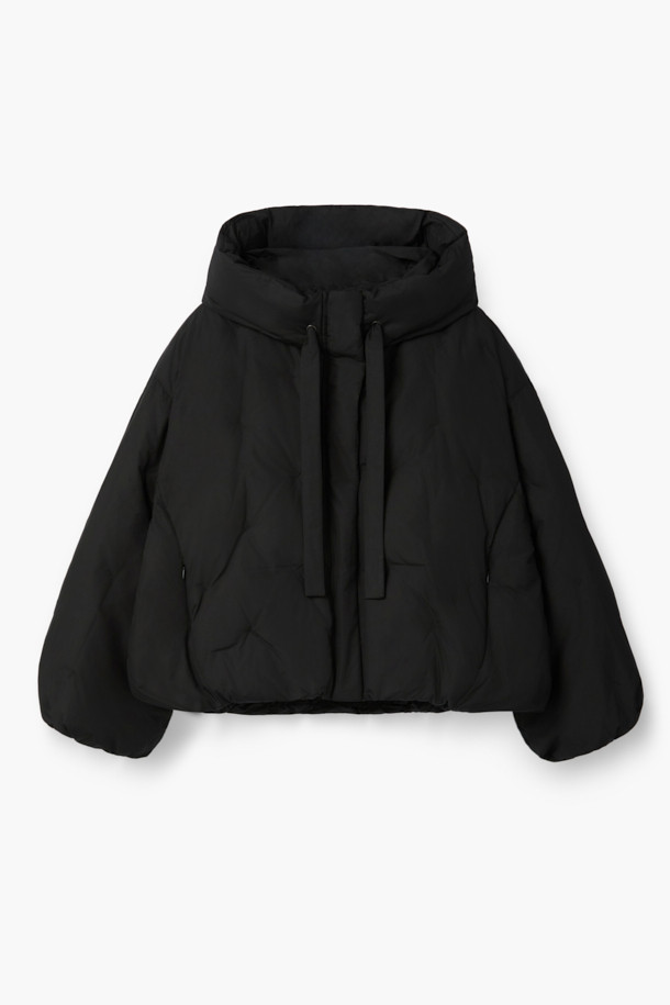 [epigram(에피그램) 여성] 후드 스티치 숏 다운은 미니멀하고 시크한 스타일을 추구하는 여성들을 위한 겨울철 필수 아우터입니다. 숏 기장과 코쿤 실루엣으로 세련된 핏을 연출하며, 드롭 숄더 디자인으로 편안함을 더했습니다. 블랙 컬러에 스티치 패턴이 은은하게 포인트가 되어 일상 및 출근룩에 모두 잘 어울립니다. 덕다운 충전재로 보온성을 높였으며, 방풍 기능과 밑단 밴딩, 소맷단 엘라스틱 밴딩, 드로우스트링, 하이넥, 히든 포켓 등의 디테일로 실용성을 더했습니다. 지퍼와 스냅 여밈 방식으로 간편하게 착용 가능하며 사이즈 조절이 용이합니다.
