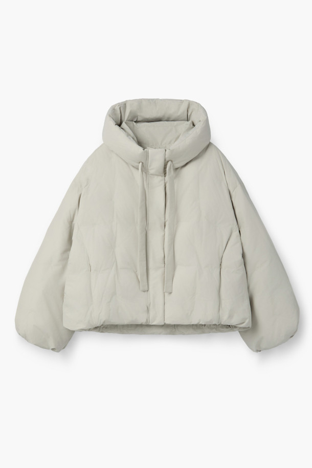 [epigram여성] 후드 스티치 숏 다운은 미니멀한 스타일의 여성용 숏패딩입니다. 하이넥 디자인과 후드가 있어 방풍 및 보온 기능이 뛰어나 겨울철 일상룩과 여행룩에 적합합니다. 덕다운 충전재와 부드러운 촉감으로 편안한 착용감을 선사하며, 오버핏으로 여유로운 실루엣을 연출합니다. 지퍼와 스냅 여밈 방식, 히든 포켓, 소매 엘라스틱 밴딩, 밑단 밴딩, 드로우스트링 등의 디테일이 돋보이며, 화이트 컬러에 무지 패턴으로 다양한 스타일에 매치하기 좋습니다. 
