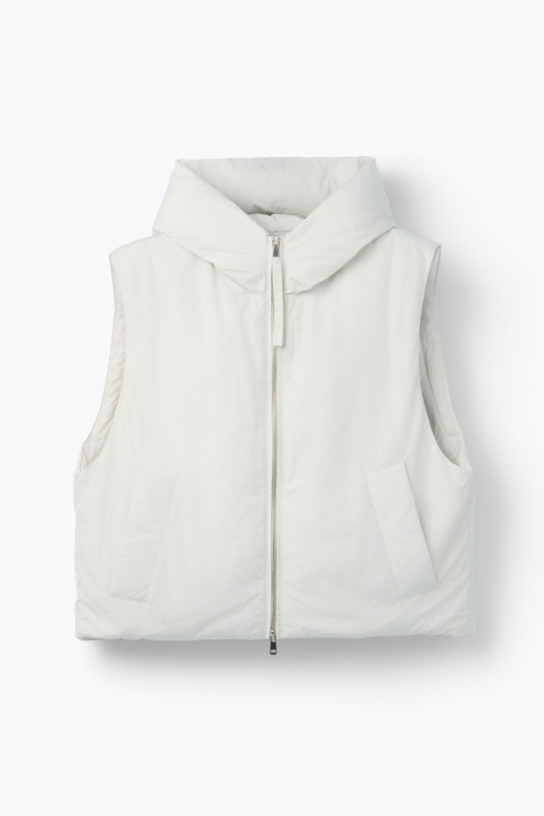 [epigram(에피그램) 여성] 스트링 다운 베스트는 간절기부터 겨울까지 폭넓게 활용 가능한 여성용 베스트입니다. 화이트 컬러의 무지 디자인으로, 캐주얼 및 베이직 스타일을 선호하는 분들께 적합합니다. 세미 오버핏으로 편안하게 착용 가능하며, 덕다운 충전재와 두꺼운 두께감으로 뛰어난 보온성을 제공합니다. 후드, 스트링 디테일, 사이드 포켓, 지퍼형 여밈 방식이 특징이며, 경량 소재로 제작되어 활동성을 높였습니다. 겨울철 데일리룩, 산책룩, 여행룩 등 다양한 TPO에 맞춰 미니멀하고 클래식한 스타일을 연출해보세요.
