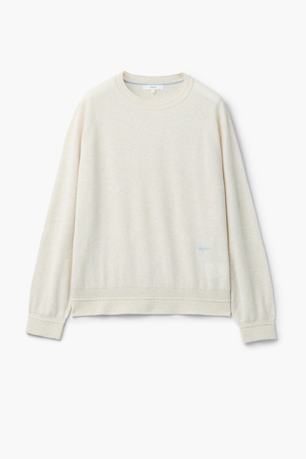 [epigram(에피그램) 여성] 시어 니트 맨투맨은 여름과 간절기에 활용하기 좋은 여성용 상의입니다. 아이보리와 화이트 두 가지 색상으로 출시되었으며, 베이직하고 미니멀한 스타일을 추구하는 분들께 적합합니다. 면과 나일론 혼방의 시어 소재로 제작되어 부드러운 촉감과 통기성을 제공하며, 얇은 두께감으로 시원하게 착용할 수 있습니다. 래글런 소매와 밀라노 조직, 배색 레터링 자수 디테일이 특징이며, 루즈핏 라운드넥 디자인으로 데이트룩, 카페룩 등 다양한 TPO에 맞춰 연출할 수 있습니다. 블루종 스타일로도 활용 가능하여 미니멀, 클래식, 캐주얼 등 폭넓은 스타일을 소화할 수 있습니다.
