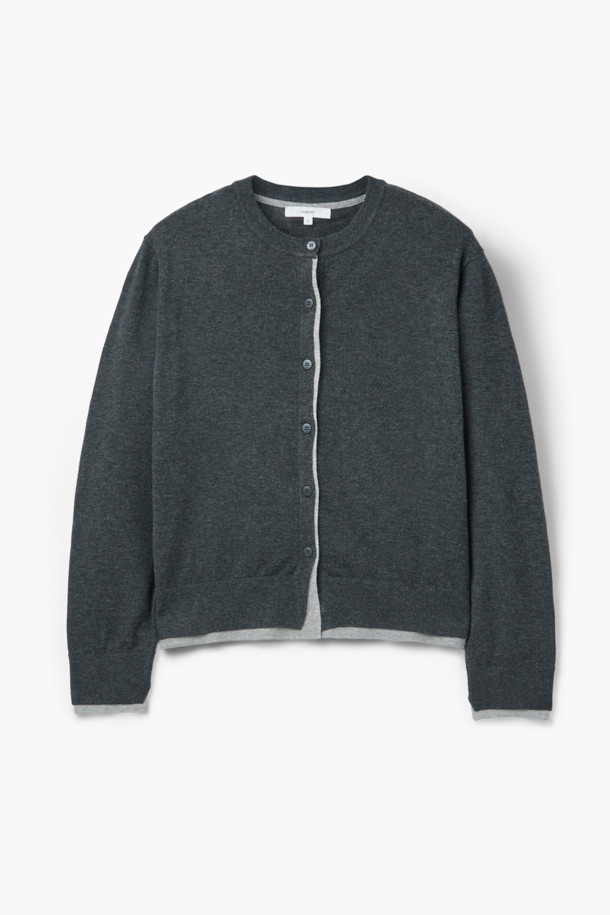 [epigram 여성] 레이어드 배색 가디건은 차콜과 연그레이 두 가지 색상으로 출시된 여성용 니트/스웨터입니다. 간절기와 초겨울에 적합하며, 부드러운 니트 소재와 유연한 촉감이 특징입니다. 라운드넥에 레귤러핏으로 디자인되었으며, 레이어드 디자인과 소매 안쪽 트임 디테일이 세련된 무드를 더합니다. 두꺼운 두께감과 리브 조직 마감으로 보온성을 높였으며, 블루종 스타일 연출도 가능하여 데일리, 일상, 카페룩, 가을 나들이룩 등 다양한 TPO에 활용하기 좋습니다. 클래식, 미니멀, 캐주얼 스타일을 즐겨 입는 여성에게 추천합니다.
