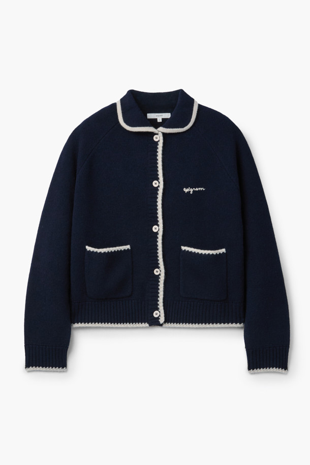 [epigram**여성**] 울 스티치 카라 가디건은 간절기부터 초겨울까지 포근하게 착용하기 좋은 여성 니트 가디건입니다. 울 100% 소재로 제작되어 부드러운 촉감을 선사하며, 슬림핏 디자인으로 여성스러운 실루엣을 연출합니다. 네이비와 화이트 두 가지 색상으로 출시되었으며, 핸드 스티치 디테일, 배색 포인트, 아웃포켓, 래글런 소매 등 섬세한 디자인이 돋보입니다. [epigram] 레터링 로고와 블루종 형태의 마감으로, 클래식하면서도 미니멀한 무드를 자아내 데이트룩, 카페룩, 겨울 데일리룩 등 다양한 TPO에 활용하기 좋습니다.
