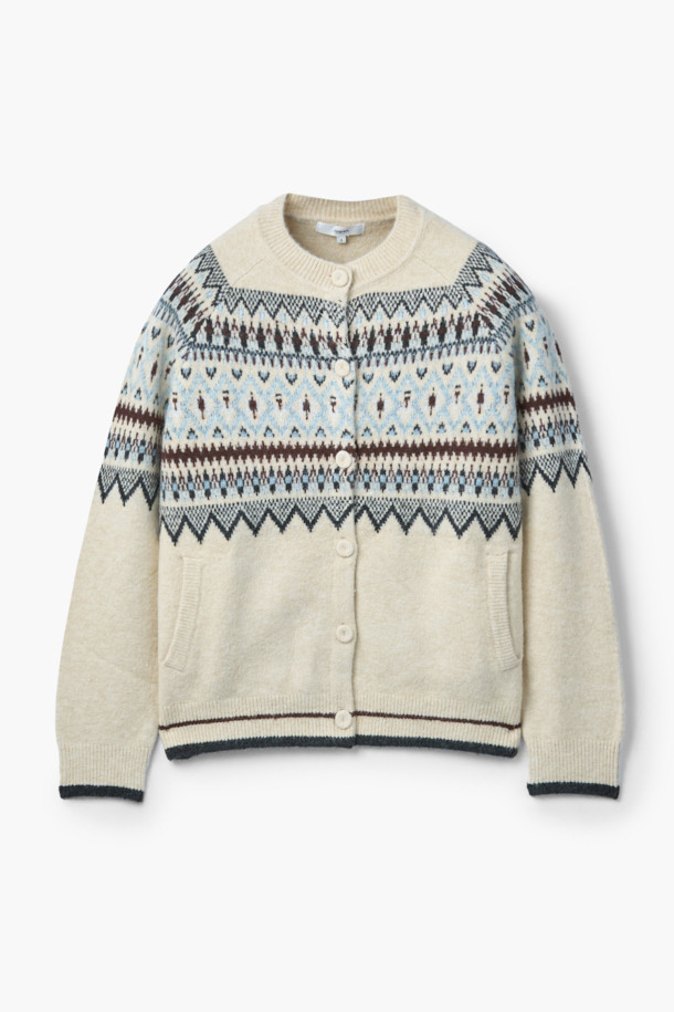 [epigram여성] 노르딕 패턴 라운드 가디건은 포근한 겨울 스타일을 완성하는 아이보리 컬러의 니트 가디건입니다. 래글런 소매와 립조직 마감으로 편안한 착용감을 선사하며, 부드러운 촉감의 두꺼운 니트 소재가 특징입니다. 노르딕 패턴과 사이드 포켓, 싸개 단추, 배색 포인트 디테일이 캐주얼한 무드를 더합니다. 라운드넥에 오버핏으로 제작되어 겨울 데일리룩, 집콕룩, 산책룩 등 다양한 TPO에 활용하기 좋습니다.
