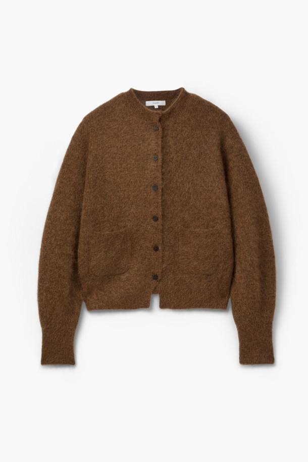 [epigram 여성] 모헤어 라운드 가디건은 부드러운 촉감의 모헤어 69% 함유된 겨울철 필수 아이템입니다. 숏 기장의 루즈핏으로, 미니멀하고 베이직한 스타일을 연출하며, 라운드넥 디자인과 배색 너트 단추로 포인트를 더했습니다. 톤 다운된 브라운 컬러와 무지 패턴은 어떤 옷에도 쉽게 매치되어 데일리룩, 집콕룩, 데이트룩 등 다양한 TPO에 활용할 수 있습니다. 아웃포켓과 립 조직 마감, 세미 드롭 숄더 디테일이 돋보이며, 보온성을 높여 추운 계절에도 따뜻하게 입을 수 있습니다. 
