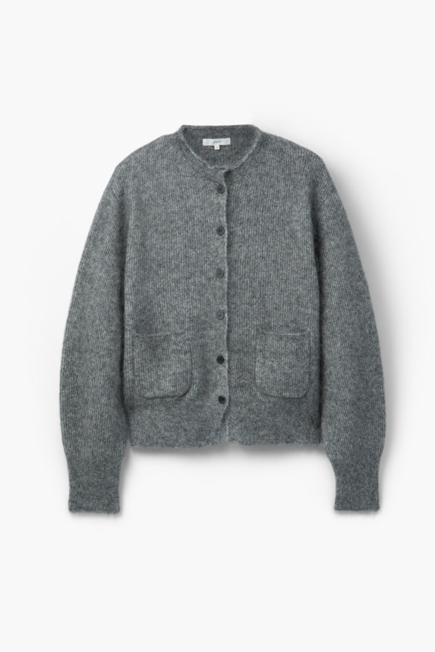 [epigram 여성] 모헤어 라운드 가디건은 부드러운 촉감의 모헤어 69% 함유된 여성용 가디건입니다. 라운드넥에 숏 기장, 긴 소매, 루즈핏으로 편안하게 착용 가능하며, 아웃포켓과 립조직, 배색 너트 단추 디테일이 특징입니다. 두꺼운 두께감으로 보온성을 높여 겨울철 데일리룩, 집콕룩, 카페룩에 활용하기 좋습니다. 미니멀하고 베이직한 디자인으로 다양한 스타일 연출이 용이합니다. 세미 드롭 숄더 디자인으로 자연스러운 실루엣을 선사합니다.
