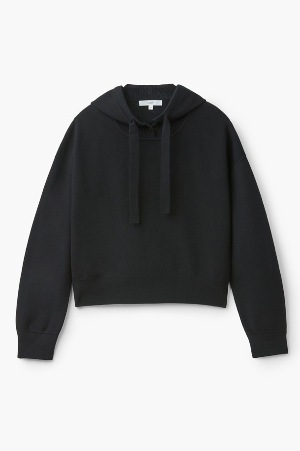 **[epigram 여성] 버튼 후드 니트 풀오버**는 포근한 착용감의 여성용 니트 풀오버입니다. 부드러운 레이온 소재로 제작되어 가을, 겨울철 일상에서 편안하게 착용하기 좋습니다. 루즈핏에 넉넉한 두께감과 드롭숄더 디자인으로, 캐주얼하면서도 스타일리시한 분위기를 연출합니다. 후드, 긴 소매, 무지 디자인으로 미니멀한 감성을 더하며, 볼륨감 있는 실루엣과 싸개 단추, 스트링, 더블 립조직 소맷단, 파이핑 디테일이 돋보입니다. 겨울 데일리룩, 집콕룩, 산책룩 등 다양한 TPO에 맞춰 캐주얼, 미니멀, 클래식 스타일을 완성해보세요.
