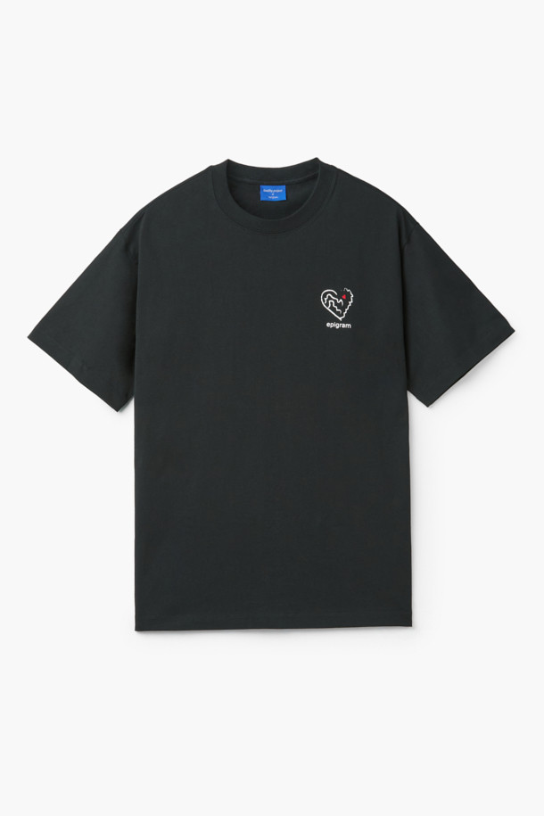 안동 탈춤 페스티벌의 흥겨움을 담아낸 블랙 컬러의 남녀공용 반팔 티셔츠입니다. 부드러운 면 소재로 제작되어 편안한 착용감을 선사하며, 봄, 여름 계절에 시원하게 즐길 수 있습니다. 캐주얼하면서도 키치한 스타일을 연출하며, 하트 형태의 안동 지도 그래픽과 하회탈 그래픽, 라바 나염 처리가 유쾌한 포인트를 더합니다. 오버핏 레귤러 기장으로 제작되었으며, 하트 자수 디테일이 돋보입니다. M, L 사이즈로 구성되어 있어, 동네 마실룩으로 편안하게 착용하기 좋습니다.
