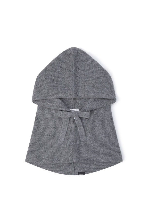 부드러운 울과 캐시미어 혼방 소재로 제작되어 뛰어난 보온성을 자랑하는 니트 바라클라바입니다. 깊은 모자 깊이와 여유로운 핏으로 편안한 착용감을 선사하며, 넥 라인 아래 여유있는 디자인은 활동성을 높여줍니다. 무지 디자인에 리본 장식이 더해져 클래식, 미니멀, 캐주얼 등 다양한 스타일과 매치하기 좋습니다. 겨울철 일상룩은 물론, 캠핑룩과 겨울 스포츠 활동 시에도 따뜻하게 착용할 수 있으며, 아우터 안팎으로 스타일리시하게 연출 가능합니다. 그레이 컬러로 어떤 옷에도 잘 어울립니다.
