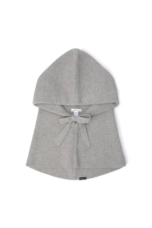 울과 캐시미어 소재로 제작되어 부드러운 촉감을 선사하는 니트 바라클라바입니다. 깊은 모자 깊이와 두꺼운 두께로 뛰어난 보온성을 제공하며, 겨울철 추위로부터 얼굴 전체를 포근하게 감싸줍니다. 넥 라인이 여유롭게 디자인되어 아우터 안팎으로 자유롭게 착용 가능하며, 무지 디자인으로 미니멀, 클래식, 캐주얼 등 다양한 스타일과 매치하기 좋습니다. 남녀 모두 착용 가능한 디자인으로, 활용도 높은 겨울철 필수 아이템입니다.
