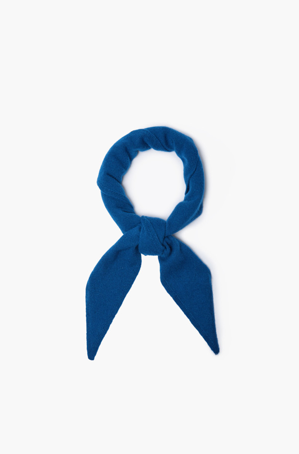 부드러운 촉감의 울과 캐시미어 혼방 소재로 제작된 삼각 머플러입니다. 가을, 겨울 시즌 데일리룩에 따뜻함과 스타일을 더해줄 베이직한 디자인의 무지 머플러입니다. 넉넉한 사이즈감으로 머플러, 헤어 스카프, 레이어드 악세사리 등 다양하게 활용 가능하여 활용도가 높습니다. 클래식, 미니멀, 캐주얼 등 어떤 스타일에도 잘 어울리며, 겨울철 산책룩, 카페룩에도 포인트를 줄 수 있습니다. 시원한 블루 컬러가 세련된 느낌을 더합니다.
