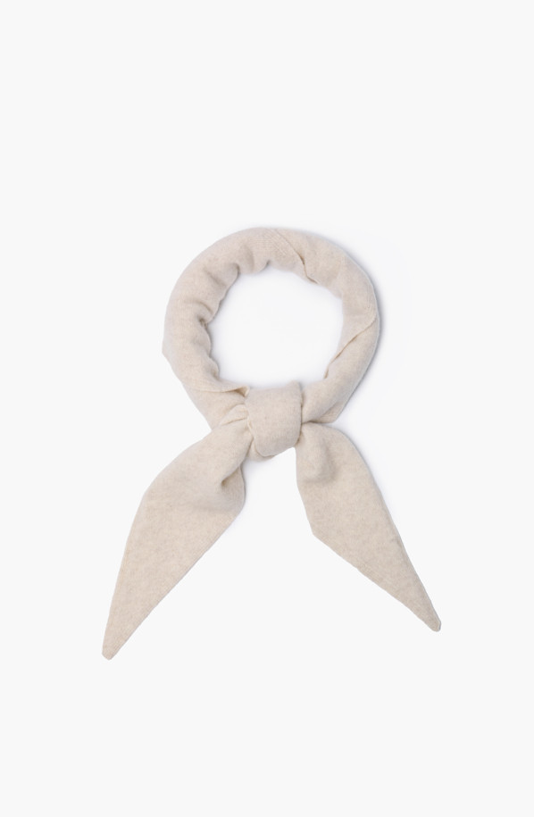 부드러운 울과 캐시미어 소재로 제작되어 포근한 착용감을 선사하는 삼각 머플러입니다. 가을, 겨울 시즌에 어울리는 얇은 두께감으로, 보온성을 유지하면서도 답답함 없이 착용할 수 있습니다. 베이직한 디자인과 무지 패턴으로 어떤 스타일에도 잘 어울립니다. 삼각형 형태로, 머플러, 헤어 스카프, 레이어드 악세사리 등 다채로운 연출이 가능합니다. 겨울 데일리룩, 산책룩, 여행룩 등 다양한 TPO에 맞춰 클래식, 미니멀, 캐주얼 무드로 활용해보세요. 3가지 컬러로 구성되어 취향에 따라 선택할 수 있습니다.
