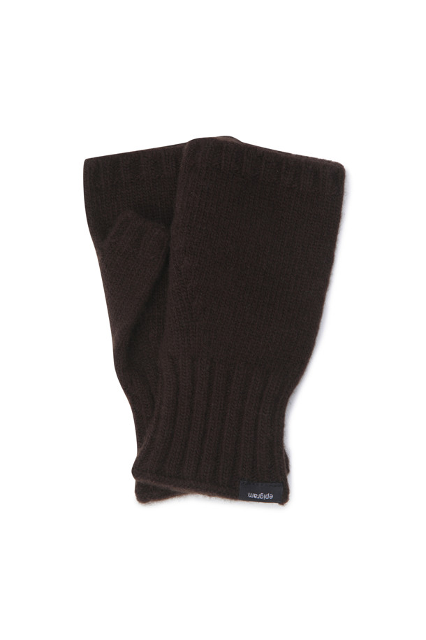 부드러운 울과 캐시미어 소재로 제작되어 포근함을 선사하는 브라운 컬러의 니트 워머 장갑입니다. 겨울철 추위를 막아주는 두꺼운 두께감과 부드러운 촉감으로 편안하게 착용할 수 있으며, 핸드워머 형태로 디자인되어 활동성을 높였습니다. 스마트폰 터치가 가능하여 실용적이며, 무지 디자인으로 어떤 룩에도 쉽게 매치할 수 있습니다. 베이직한 스타일로 겨울 데일리룩, 산책룩, 집콕룩 등 다양한 TPO에 활용 가능하며, 니트 비니와 함께 세련된 스타일을 연출해보세요. 미니멀, 클래식, 캐주얼 등 다양한 스타일(무드)에 잘 어울립니다.
