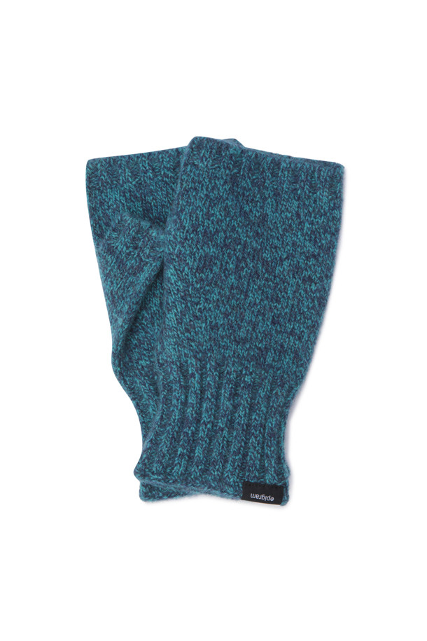 부드러운 울과 캐시미어 혼방 소재로 제작되어 포근한 착용감을 선사하는 니트 워머 장갑입니다. 겨울철 추위로부터 손을 따뜻하게 보호하며, 베이직한 디자인과 블루 컬러로 어떤 스타일에도 잘 어울립니다. 핸드워머 형태로 제작되어 손목까지 따뜻하게 감싸주고, 스마트폰 터치가 가능하여 편리합니다. 스타일리시한 겨울 데일리룩, 산책룩, 집콕룩을 연출하고 싶을 때 활용하기 좋으며, 니트 비니와 함께 착용하여 더욱 따뜻하고 세련된 스타일을 완성할 수 있습니다. 무지 패턴에 두꺼운 두께감으로 보온성을 높였습니다.
