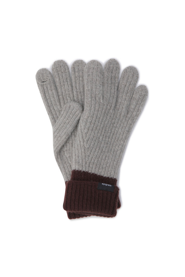 부드러운 울과 캐시미어 혼방 소재로 제작된 배색 니트 장갑입니다. 그레이와 브라운 두 가지 색상으로 출시되어 어떤 옷에도 잘 어울립니다. 손목 부분 배색 디자인이 돋보이며, 엄지 및 검지 손가락 핑거홀이 있어 스마트폰 터치가 용이합니다. 두꺼운 두께감으로 겨울철 보온성을 높여주며, 클래식, 미니멀, 캐주얼 등 다양한 스타일과 출근룩에 매치하기 좋습니다. 일상생활에서 따뜻함과 스타일을 동시에 잡을 수 있는 실용적인 아이템입니다.
