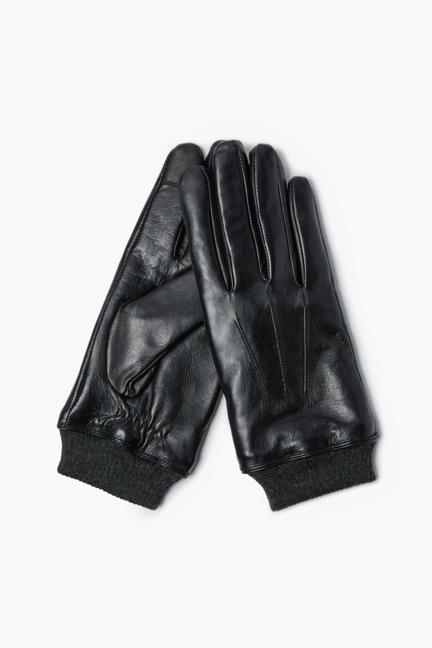 부드러운 천연 양가죽 소재의 블랙 양가죽 장갑입니다. 램스킨을 사용하여 촉감이 뛰어나고, 겨울철 보온성을 높여줍니다. 검지 손가락에 스마트 터치 기능이 있어 편리하게 스마트 기기를 사용할 수 있습니다. 베이직하고 클래식한 디자인으로 출근룩이나 데일리룩에 잘 어울립니다. 미니멀한 스타일을 즐기는 분들께 추천합니다.
