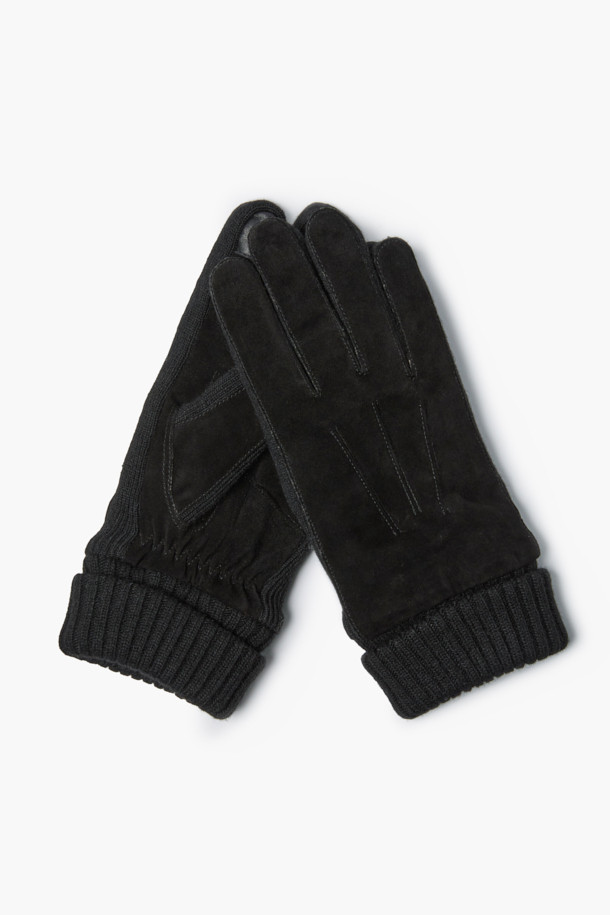 부드러운 양가죽과 누벅 소재로 제작된 블랙 컬러의 양가죽 누벅 장갑입니다. 손목과 손가락 옆면에 니트 소재를 배색하여 디자인 포인트를 더했으며, 두꺼운 두께감으로 뛰어난 보온성을 제공합니다. 검지 손가락에는 스마트 터치 기능을 적용하여 겨울철에도 편리하게 스마트 기기를 사용할 수 있습니다. 클래식, 미니멀, 캐주얼 스타일의 겨울 데일리룩, 산책룩, 동네 마실룩에 잘 어울립니다.
