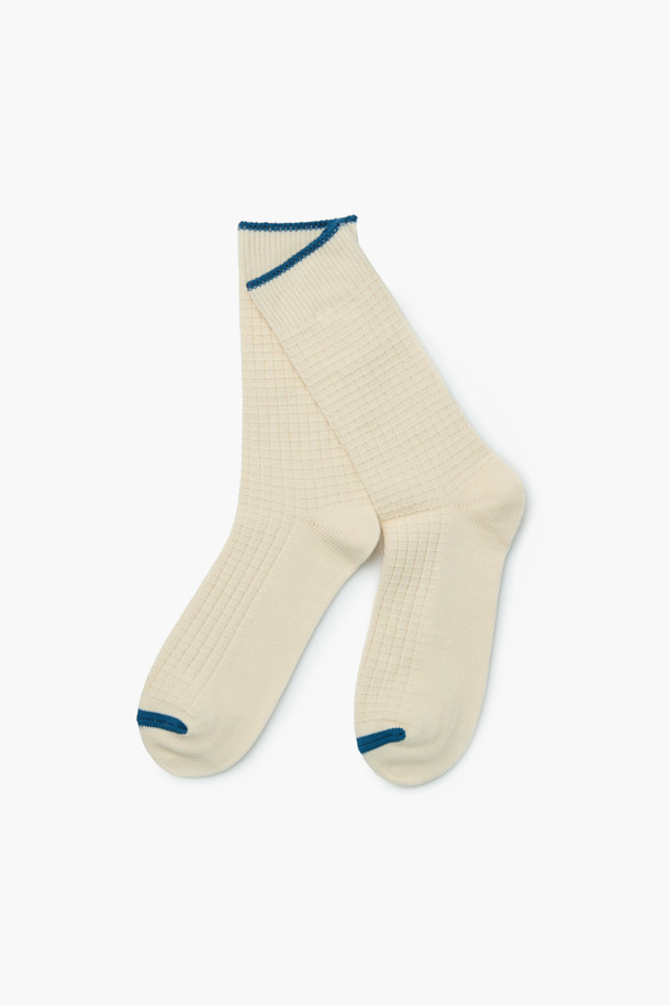 FW 와플 니트 양말은 부드러운 코튼 혼방 소재로 제작되어 편안한 착용감을 선사합니다. 와플 조직감과 발목 위 기장으로 포근함과 스타일리시함을 동시에 갖췄습니다. 베이지와 블루 두 가지 색상으로 출시되어 다양한 룩에 매치하기 용이하며, 배색 라인 디테일이 돋보입니다. 일상생활은 물론, 산책룩과 같은 편안한 TPO에 캐주얼, 미니멀, 클래식 스타일을 더해 센스 있는 룩을 연출해보세요. 사계절 내내 활용 가능한 실용적인 아이템입니다.
