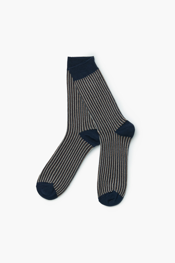 FW 컬러 스트라이프 양말은 네이비와 그레이 3가지 컬러 조합으로 제작되어 데일리하게 착용하기 좋은 양말입니다. 발목 위 기장의 중간 두께감으로 사계절 내내 활용할 수 있으며, 부드러운 촉감과 신축성 있는 소재로 편안한 착용감을 선사합니다. 캐주얼, 미니멀, 클래식 등 다양한 스타일을 소화하며, 동네 마실룩이나 집콕룩에 매치하기 좋습니다. 면과 혼방 소재로 제작되어 내구성이 뛰어나고 관리가 용이합니다.
